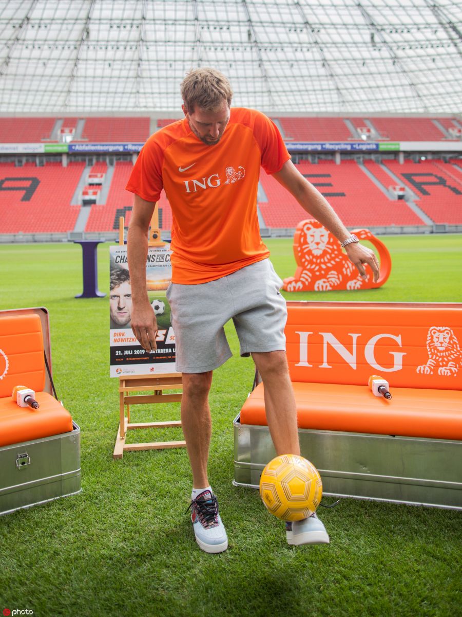 关于今晨勒沃库森单刀错失：NBA常规赛节点到来，球迷炸锅，训练强度明显提升的信息爱游戏APP