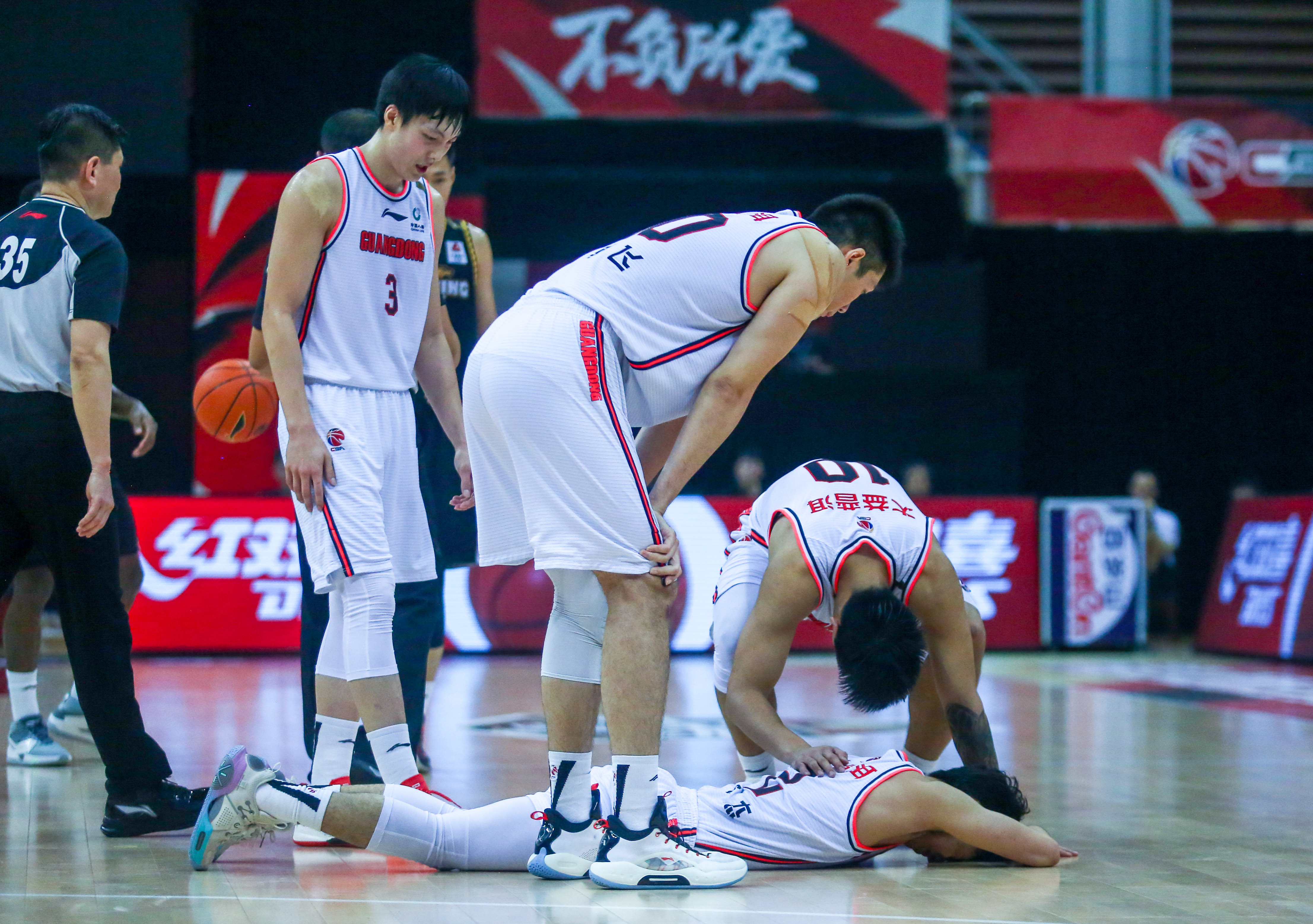 赛地聚焦——西甲集结日热度飙升，深圳男篮绝杀压哨，球迷炸锅，细节决定成败的简单介绍爱游戏APP